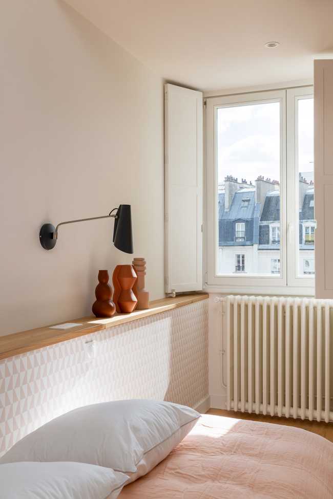 Triplex in Paris: blue and light oak for a contemporary and warm apartment