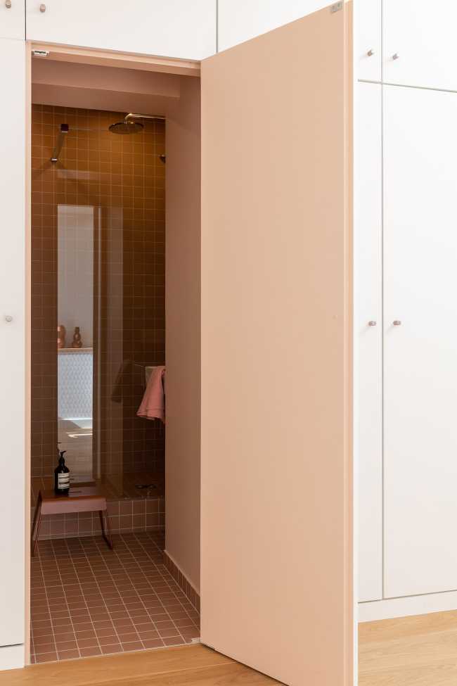 Triplex in Paris: blue and light oak for a contemporary and warm apartment
