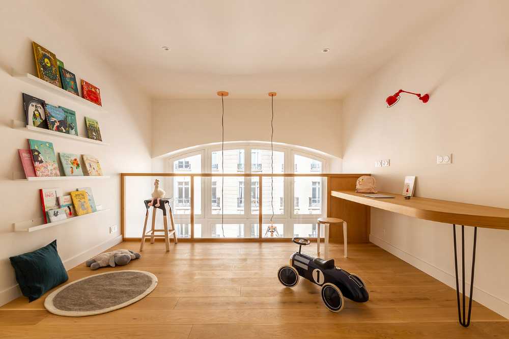 Triplex in Paris: blue and light oak for a contemporary and warm apartment