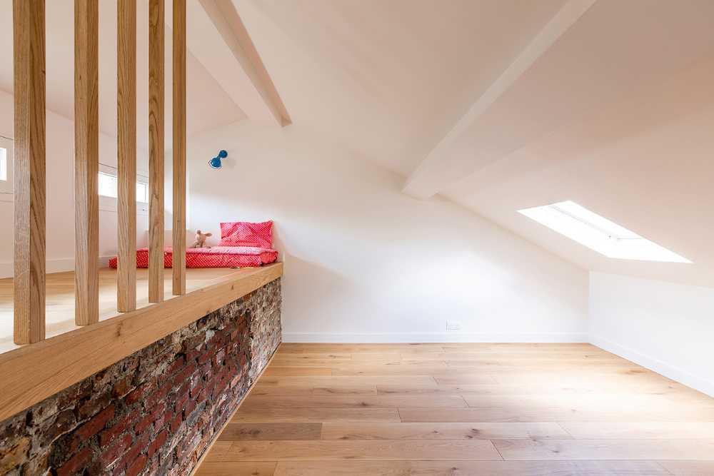 Triplex in Paris: blue and light oak for a contemporary and warm apartment