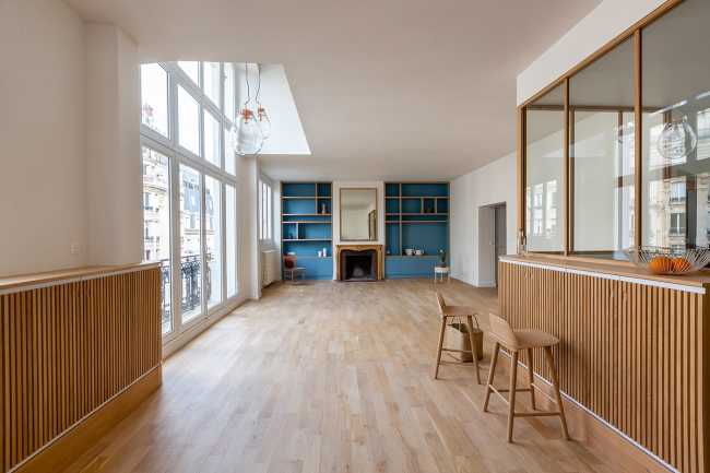 Triplex in Paris: blue and light oak for a contemporary and warm apartment