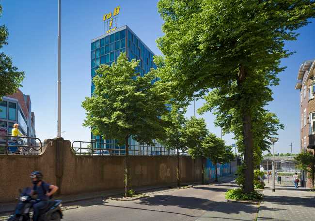 Castellators, the glass tower that shines like a diamond