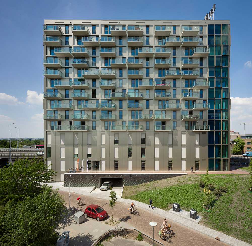 Castellators, the glass tower that shines like a diamond