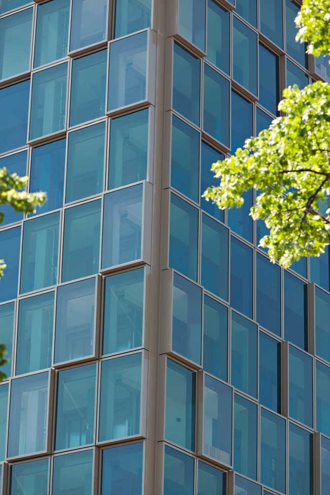 Castellators, the glass tower that shines like a diamond