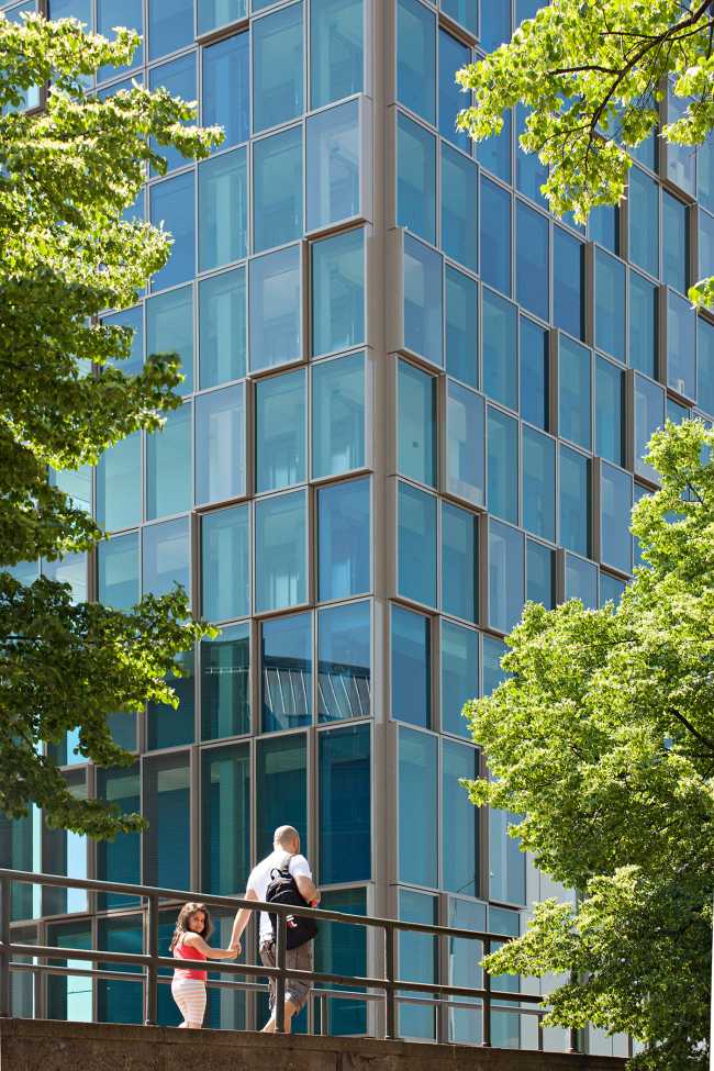 Castellators, the glass tower that shines like a diamond