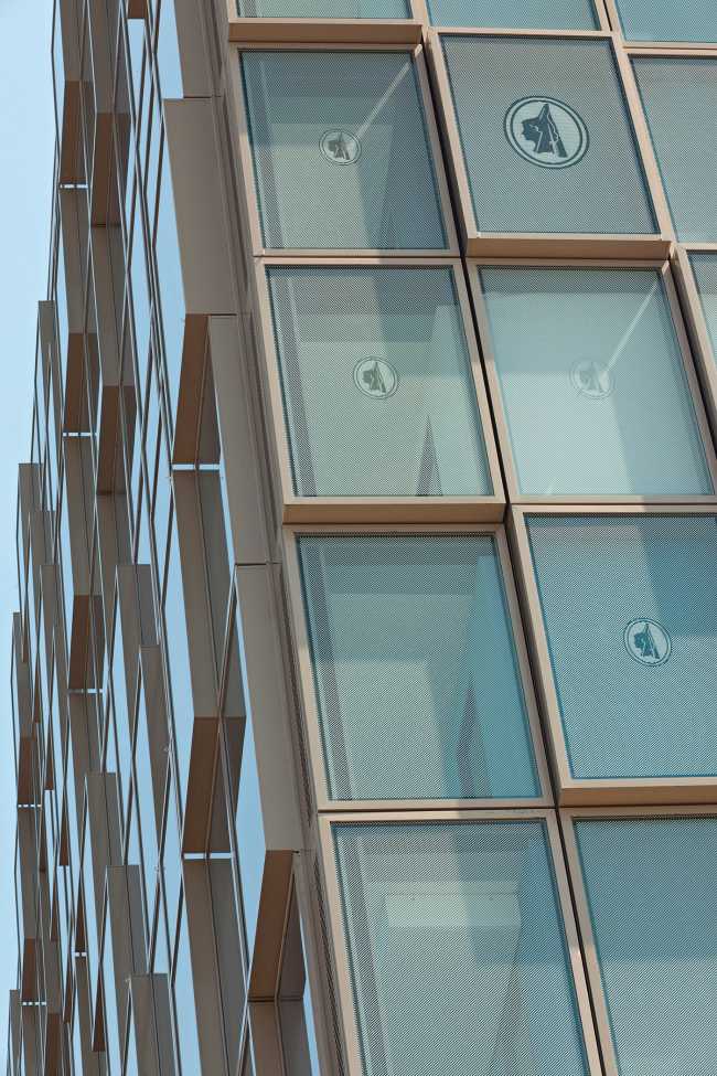 Castellators, the glass tower that shines like a diamond