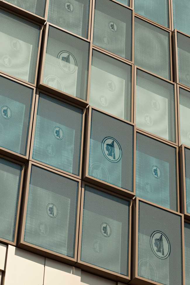 Castellators, the glass tower that shines like a diamond