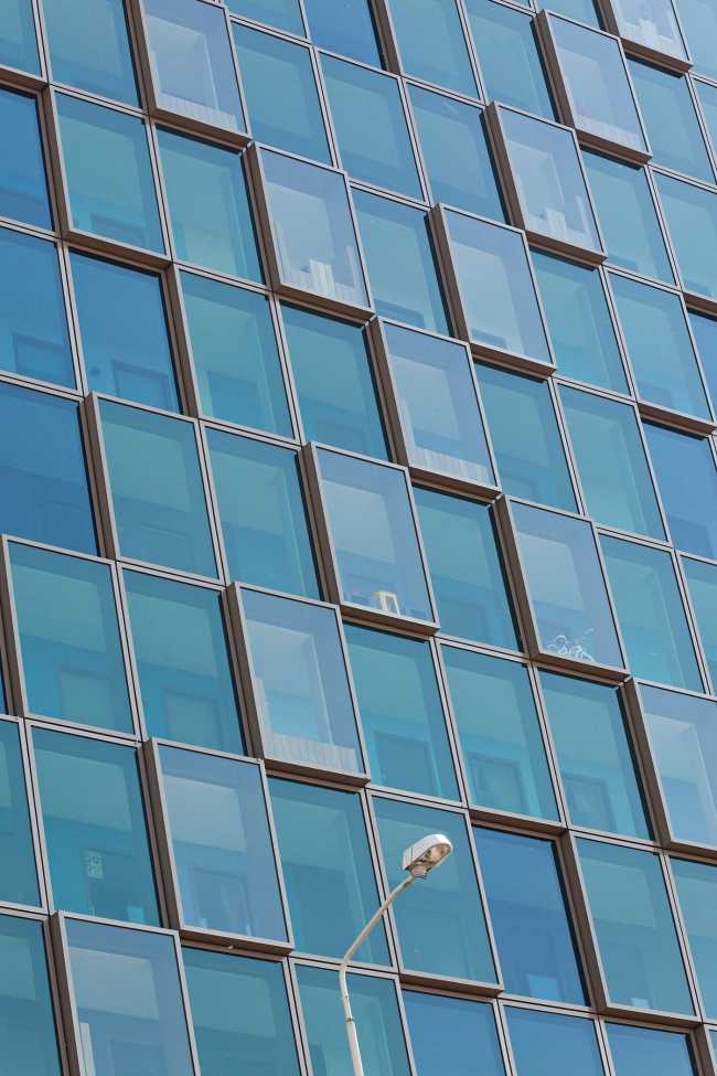 Castellators, the glass tower that shines like a diamond