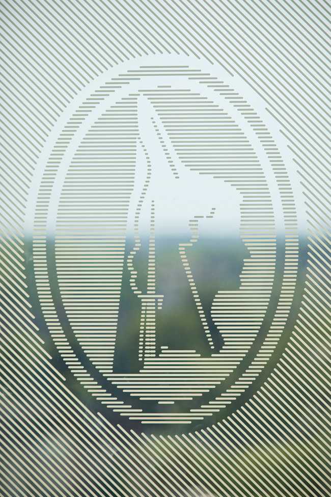 Castellators, the glass tower that shines like a diamond