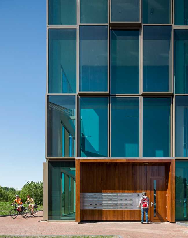 Castellators, the glass tower that shines like a diamond