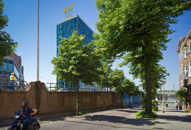 Castellators, the glass tower that shines like a diamond