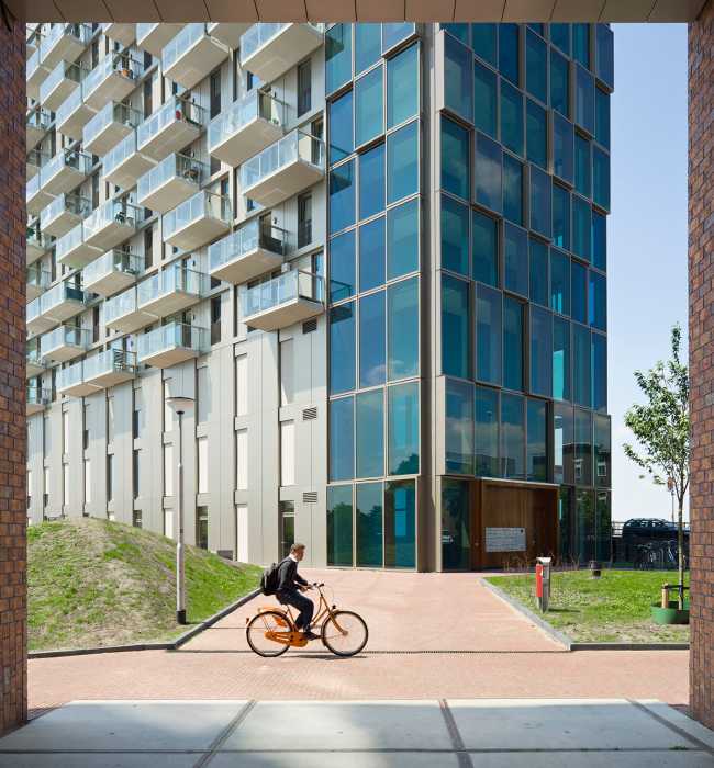 Castellators, the glass tower that shines like a diamond