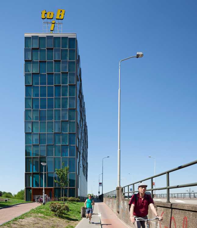 Castellators, the glass tower that shines like a diamond