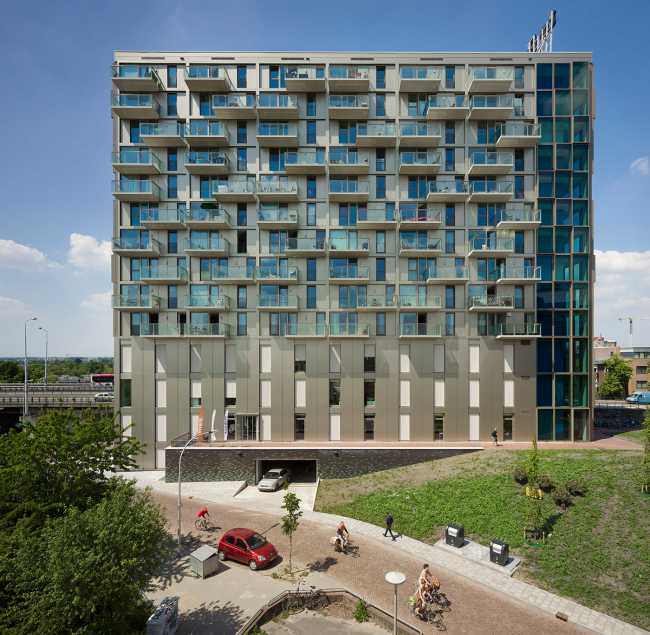 Castellators, the glass tower that shines like a diamond