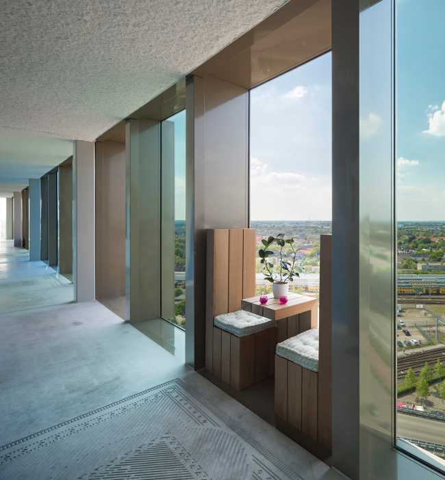 Castellators, the glass tower that shines like a diamond