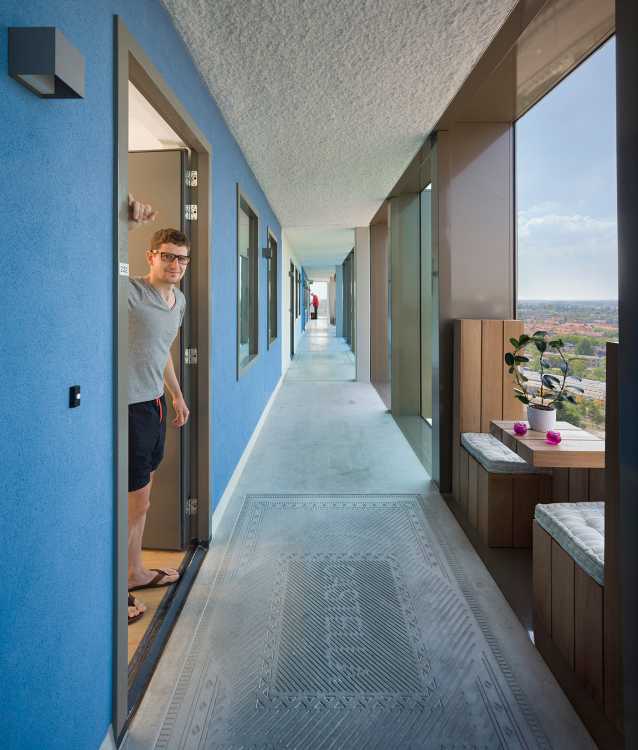 Castellators, the glass tower that shines like a diamond