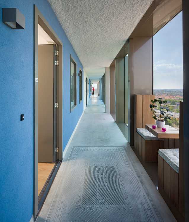 Castellators, the glass tower that shines like a diamond