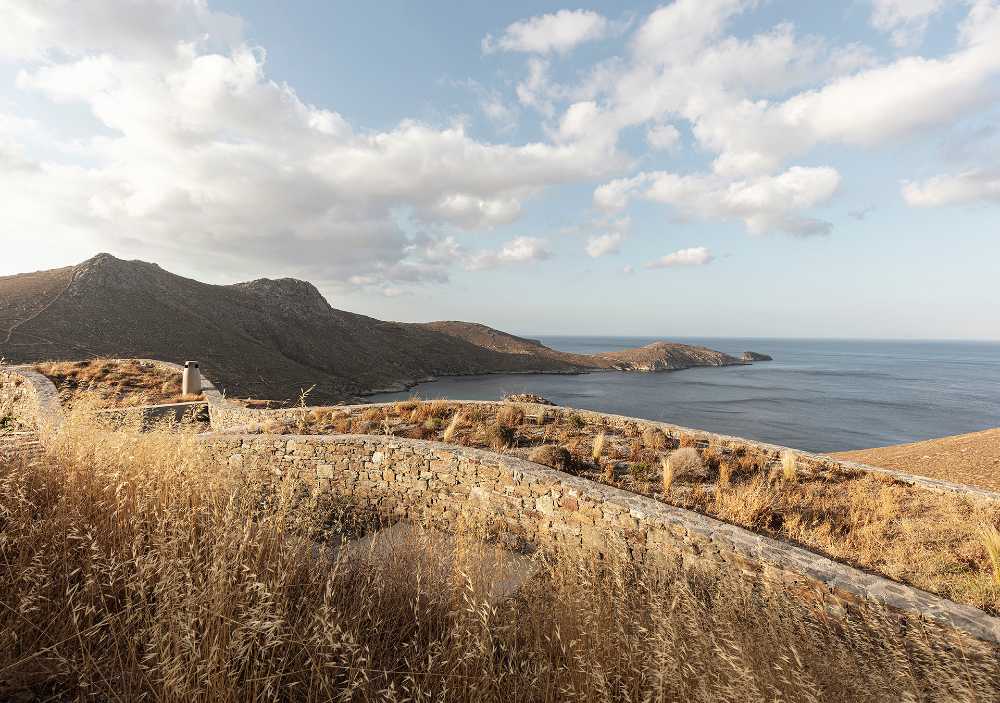 Xerolithi: rough and gravelly slopes surround this home