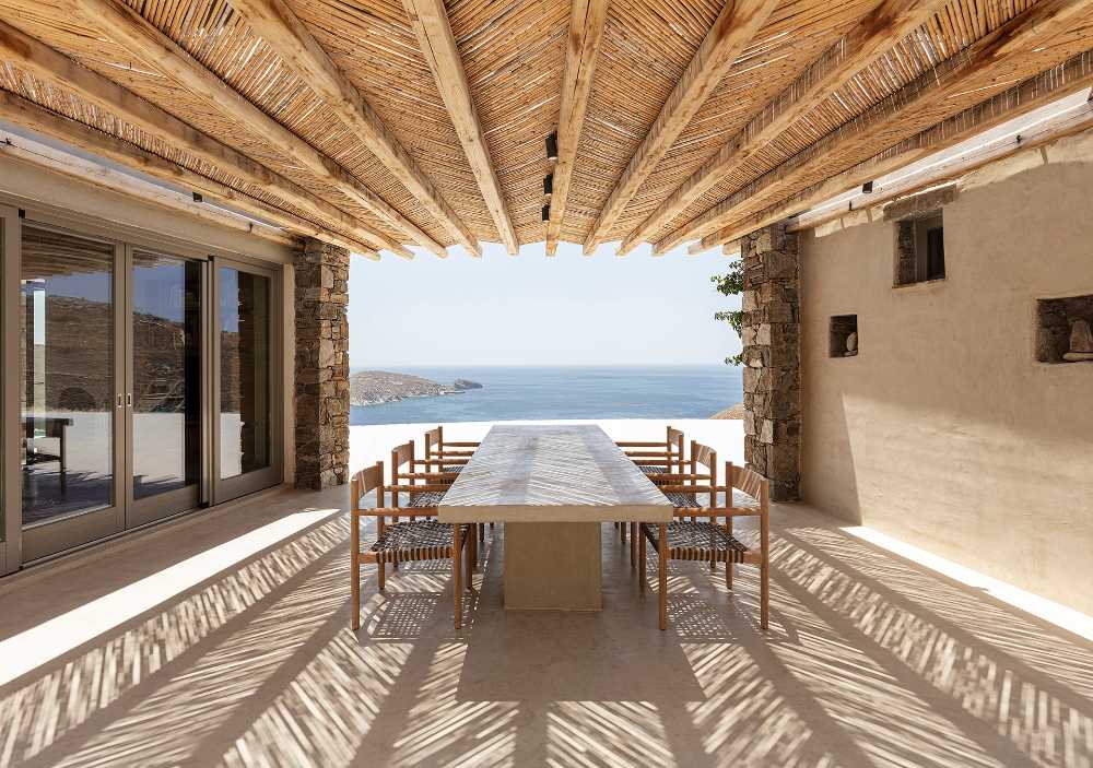 Xerolithi: rough and gravelly slopes surround this home