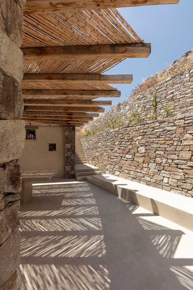 Xerolithi: rough and gravelly slopes surround this home
