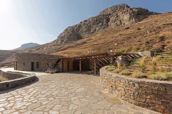 Xerolithi: rough and gravelly slopes surround this home