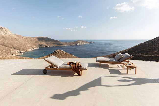 Xerolithi: rough and gravelly slopes surround this home