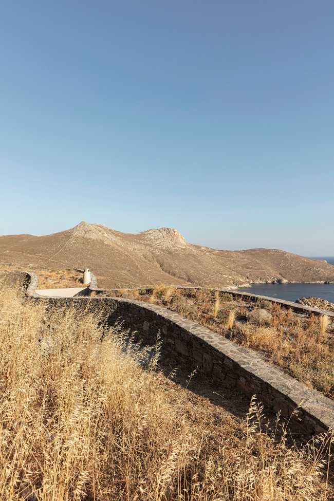 Xerolithi: rough and gravelly slopes surround this home