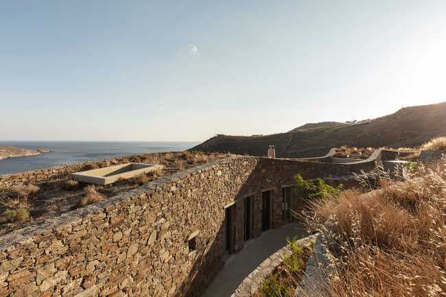 Xerolithi: rough and gravelly slopes surround this home