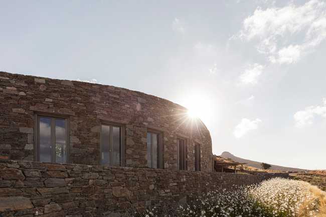 Xerolithi: rough and gravelly slopes surround this home