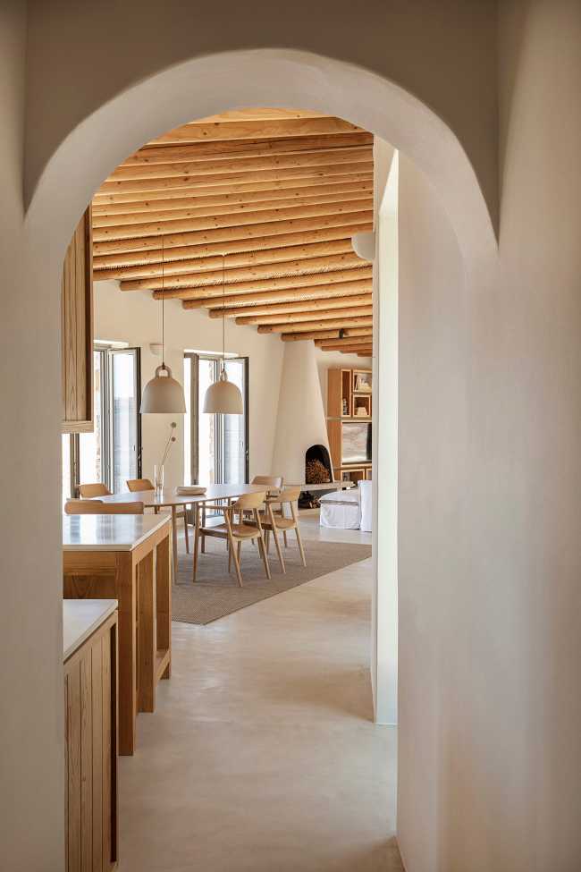 Xerolithi: rough and gravelly slopes surround this home