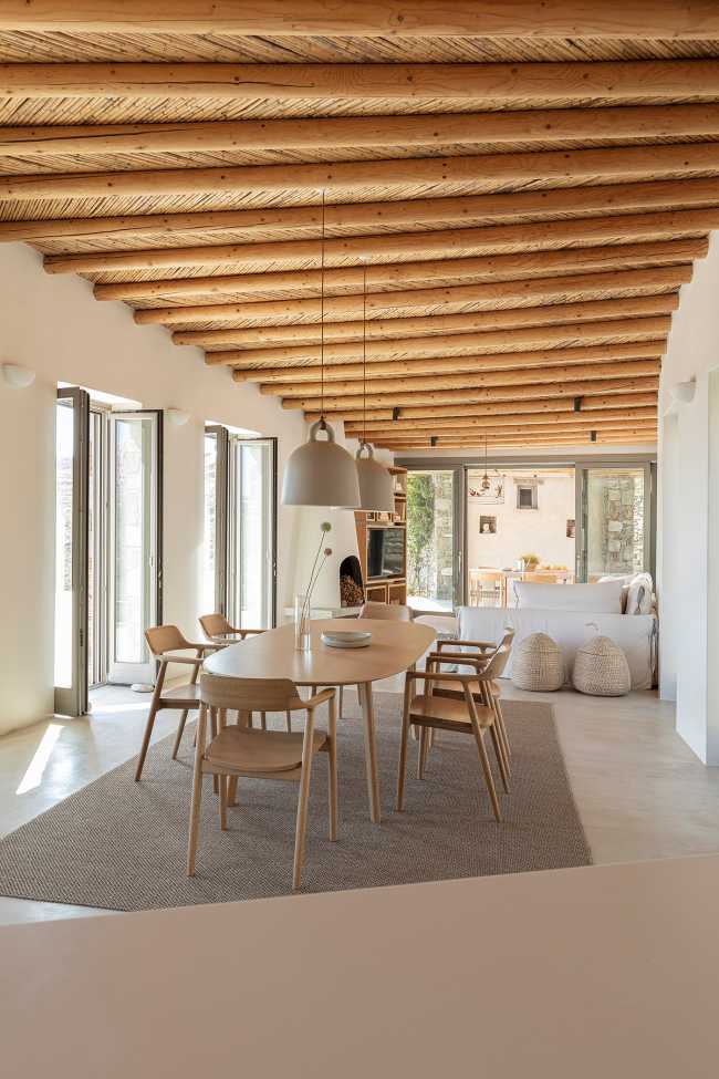 Xerolithi: rough and gravelly slopes surround this home