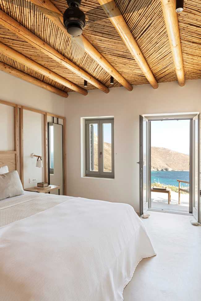 Xerolithi: rough and gravelly slopes surround this home