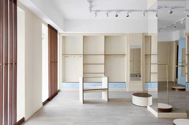 Revival des années 1960 pour le design du magasin Reve : boutique de mode habillée de bois, d'or et de couleurs pastel