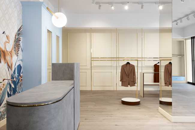 Revival des années 1960 pour le design du magasin Reve : boutique de mode habillée de bois, d'or et de couleurs pastel