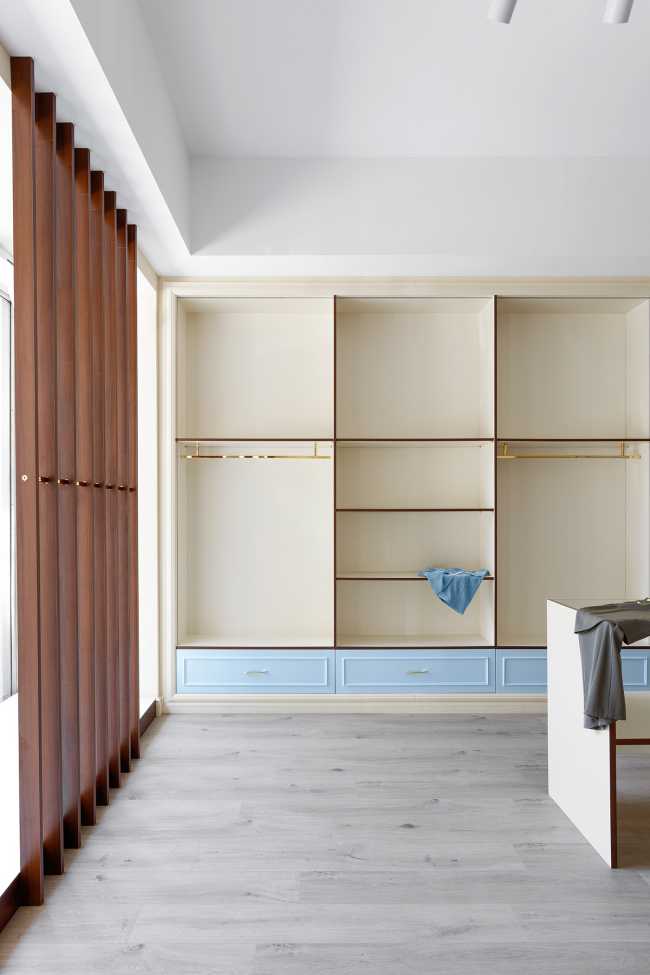 Revival des années 1960 pour le design du magasin Reve : boutique de mode habillée de bois, d'or et de couleurs pastel