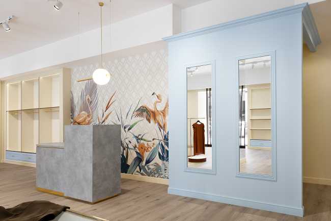 Revival des années 1960 pour le design du magasin Reve : boutique de mode habillée de bois, d'or et de couleurs pastel