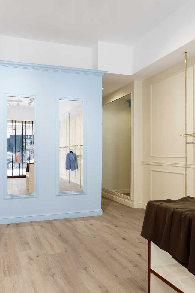 Revival des années 1960 pour le design du magasin Reve : boutique de mode habillée de bois, d'or et de couleurs pastel