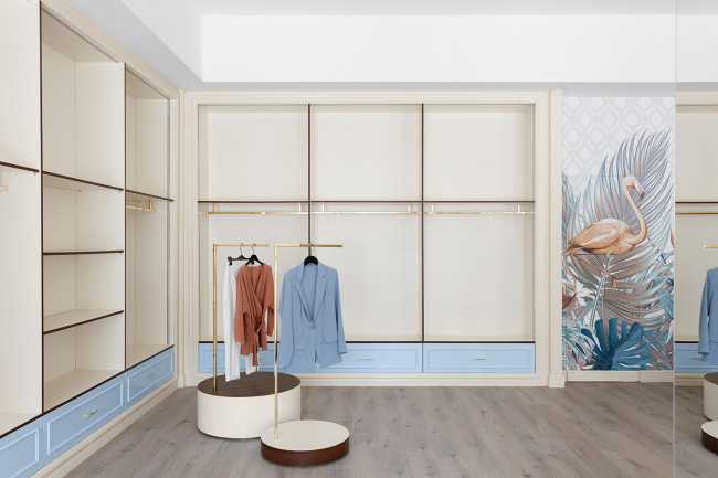 Revival des années 1960 pour le design du magasin Reve : boutique de mode habillée de bois, d'or et de couleurs pastel