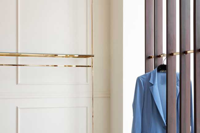 Revival des années 1960 pour le design du magasin Reve : boutique de mode habillée de bois, d'or et de couleurs pastel