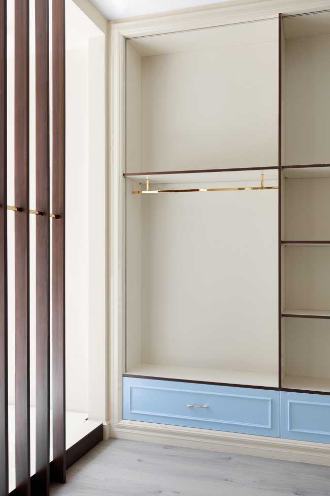 Revival des années 1960 pour le design du magasin Reve : boutique de mode habillée de bois, d'or et de couleurs pastel