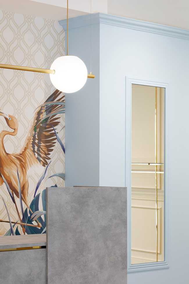 Revival des années 1960 pour le design du magasin Reve : boutique de mode habillée de bois, d'or et de couleurs pastel