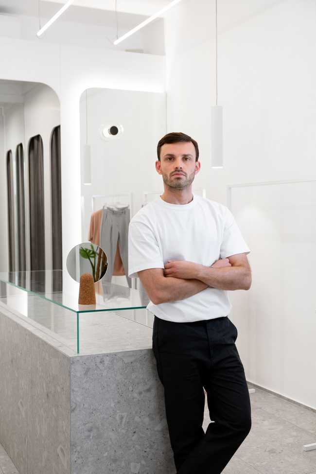 Revival des années 1960 pour le design du magasin Reve : boutique de mode habillée de bois, d'or et de couleurs pastel