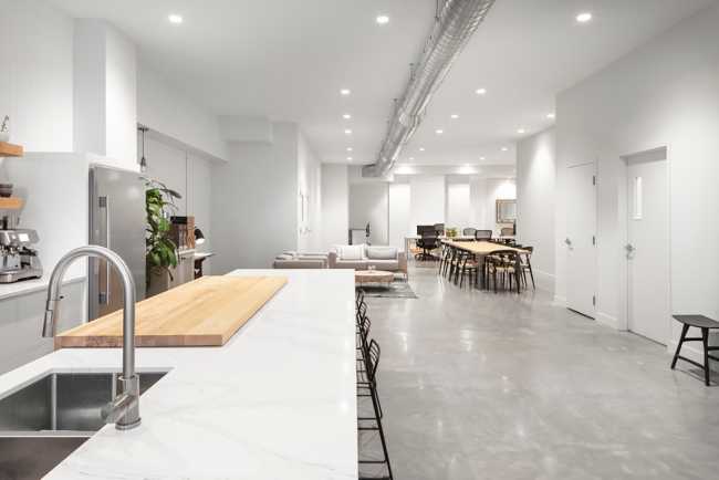 OATBOX headquarters. Light, materials and furniture for a corporate space where you can feel at home