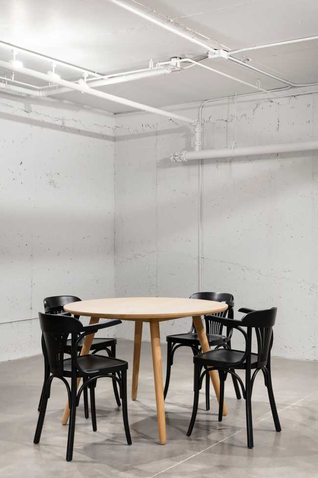 OATBOX headquarters. Light, materials and furniture for a corporate space where you can feel at home