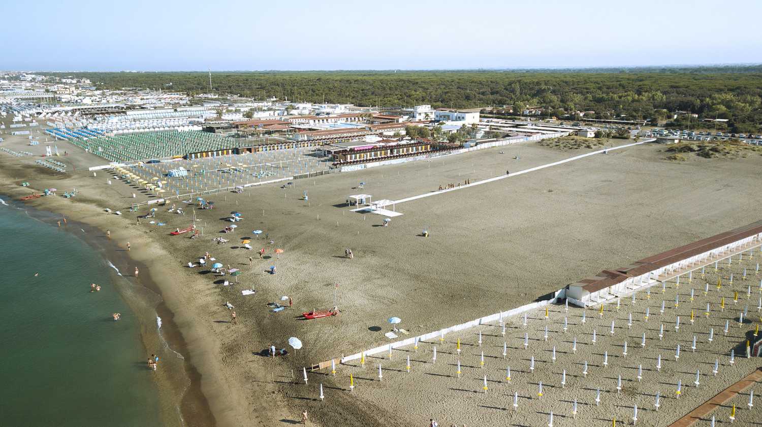 Passerelle colorée de Lido di Ostia. Carreaux de grand format pour une mobilité libre