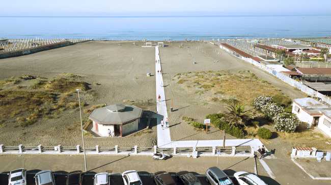 Passerelle colorée de Lido di Ostia. Carreaux de grand format pour une mobilité libre