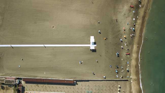 Passerelle colorée de Lido di Ostia. Carreaux de grand format pour une mobilité libre