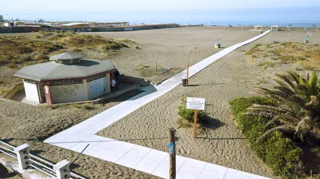 Passerelle colorée de Lido di Ostia. Carreaux de grand format pour une mobilité libre