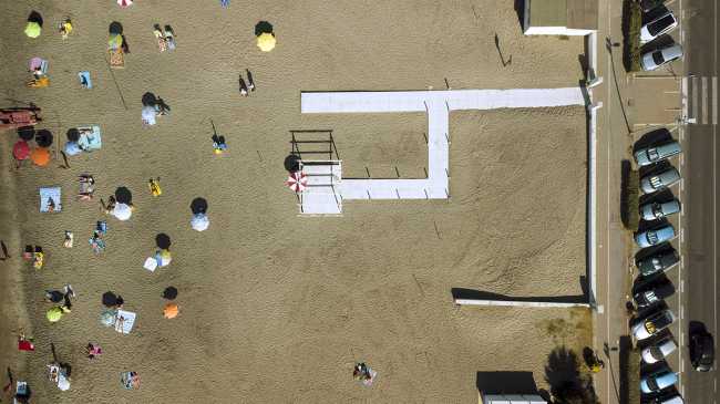 Passerelle colorée de Lido di Ostia. Carreaux de grand format pour une mobilité libre