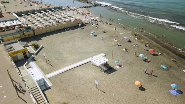 Passerelle colorée de Lido di Ostia. Carreaux de grand format pour une mobilité libre